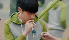 娱乐圈爆料抽烟的男明星,烟圈里的星光与争议